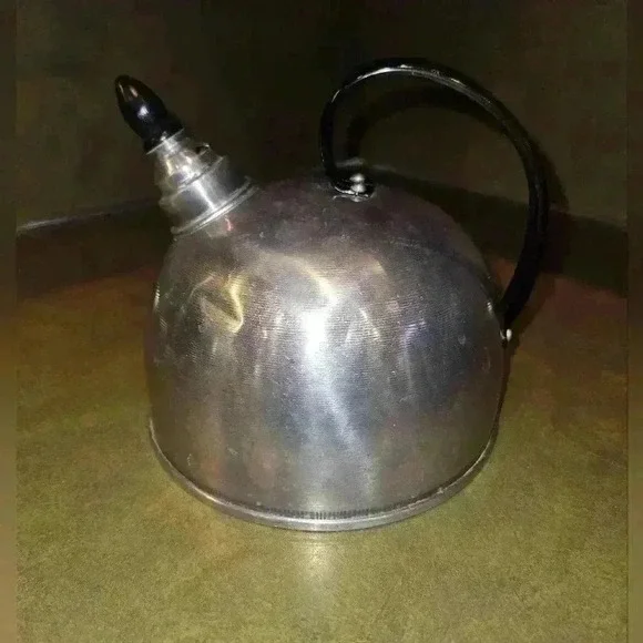 Comet Aluminum tea kettle - Picture 1 of 6